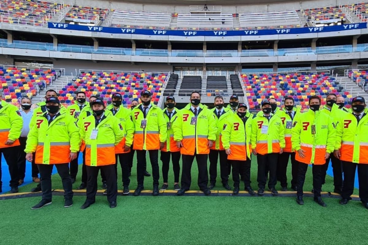Agentes de Tech Security posan en el Estado Madre de Ciudades, en Santiago del Este