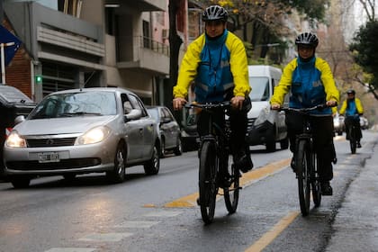 La patrulla de agentes en bicicleta recorre una de las ciclovías porteñas para detectar obstrucciones en los carriles exclusivos