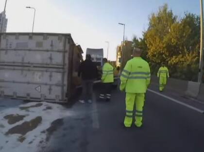 Agentes de tránsito trabajaban para despejar la zona