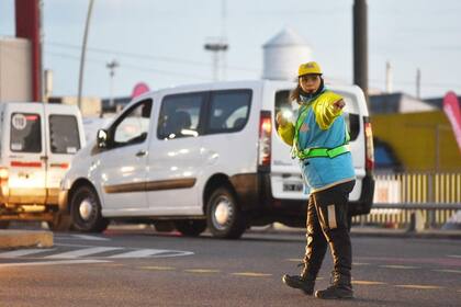 Agentes de Tránsito y efectivos de la Policía de la Ciudad realizan controles en el transporte público y entre los automovilistas, en los primeros días de la cuarentena estricta