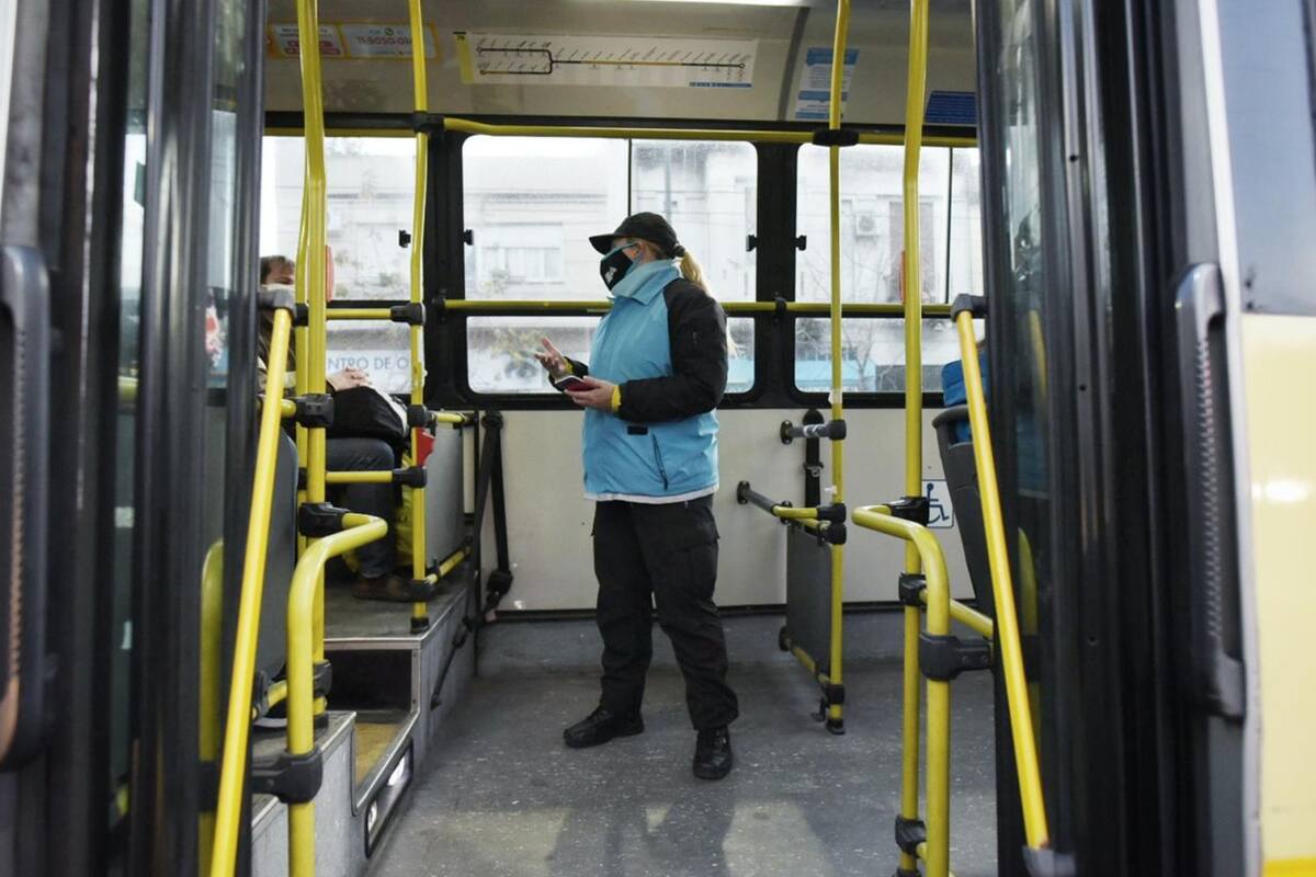 Agentes de Tránsito y efectivos de la Policía de la Ciudad realizan controles en el transporte público y entre los automovilistas, en los primeros días de la cuarentena estricta