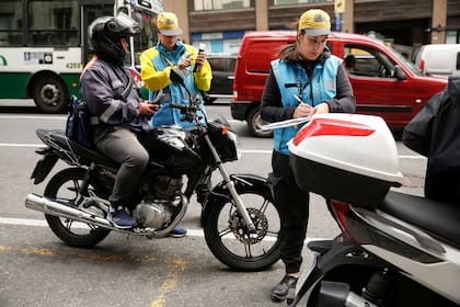 Agentes de tránsito y motociclistas, ayer, durante un operativo en Corrientes y 25 de Mayo
