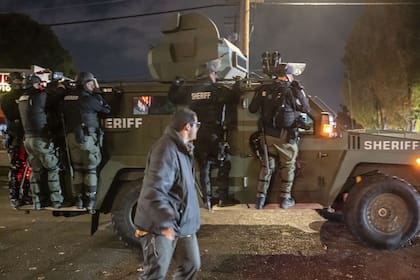 Agentes del condado de Clark dispersan a una multitud de manifestantes; por los duelos en toda la ciudad entre activistas de Black Lives Matter y partidarios de Donald Trump