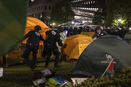 Agentes del Departamento de Policía de Nueva York allanaron el campamento de manifestantes pro palestinos en la Universidad de Columbia el martes 30 de abril de 2024 en Nueva York.