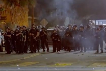 Agentes del Departamento de Policía utilizaron balas de goma y helicópteros con altavoces para dispersar a la multitud