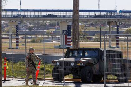 Agentes del Departamento de Seguridad Pública de Texas resguardan el ingreso al Parque Shelby, el jueves 11 de enero de 2024, en Eagle Pass, Texas. (Sam Owens /The San Antonio Express-News vía AP)
