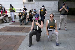 Agentes del FBI despedidos por arrodillarse demandan para recuperar sus empleos