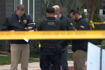 Agentes del FBI en el lugar de un presunto tiroteo que involucra a agentes federales