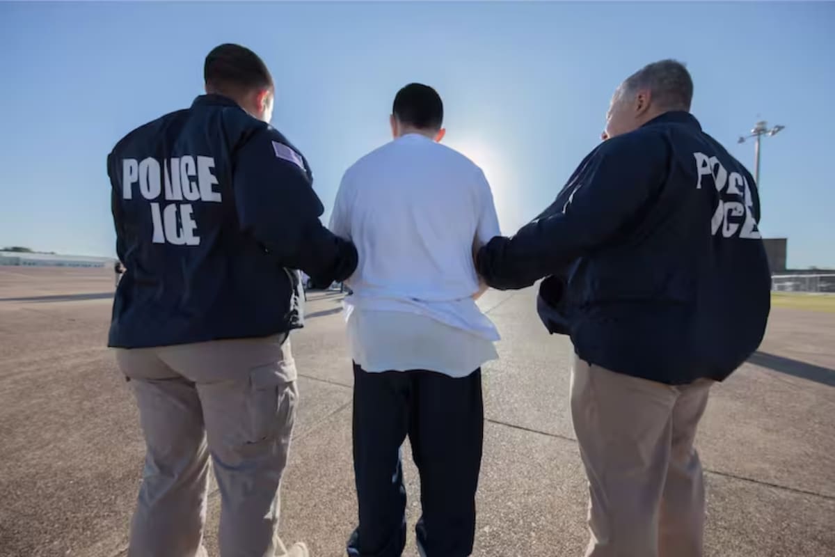 Agentes del ICE arrestan a migrante en EE.UU.
