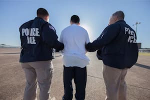 Agentes del ICE arrestan a migrante en EE.UU.