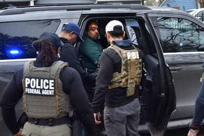 Agentes del ICE arrestaron a falsos "compañeros" que en realidad eran ladrones