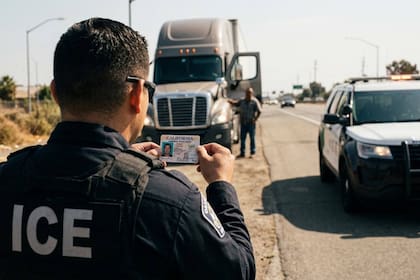 Agentes del ICE en un operativo migratorio dirigido especialmente contra camioneros (Archivo)