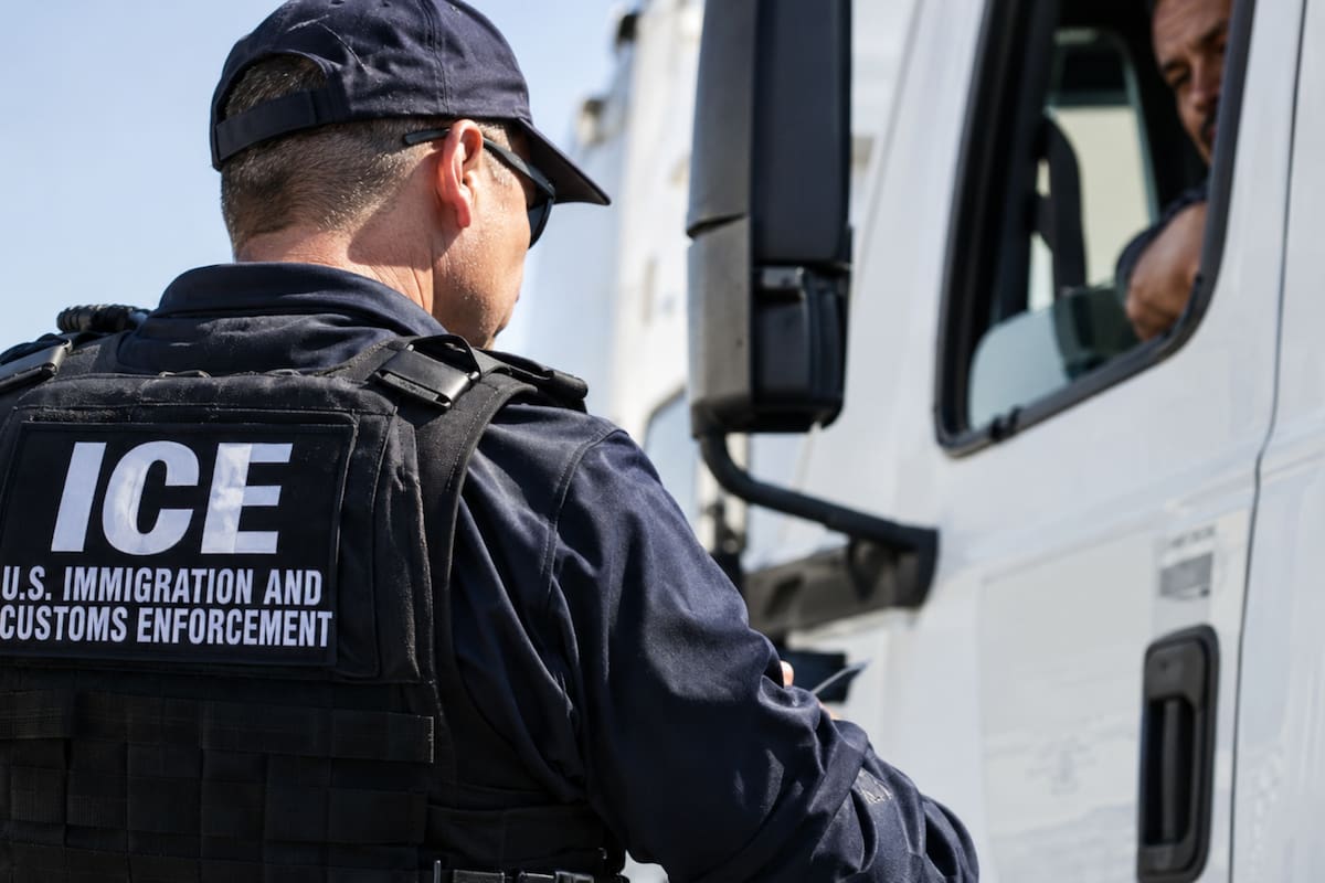 Agentes del ICE intensificaron los controles sobre camioneros nacidos en el extranjero en estaciones de pesaje, áreas de descanso y centros de viaje