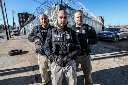 Agentes del ICE realizan operativos en todo el país, priorizando casos de alto riesgo para la seguridad pública, como delitos graves y violaciones migratorias reiteradas