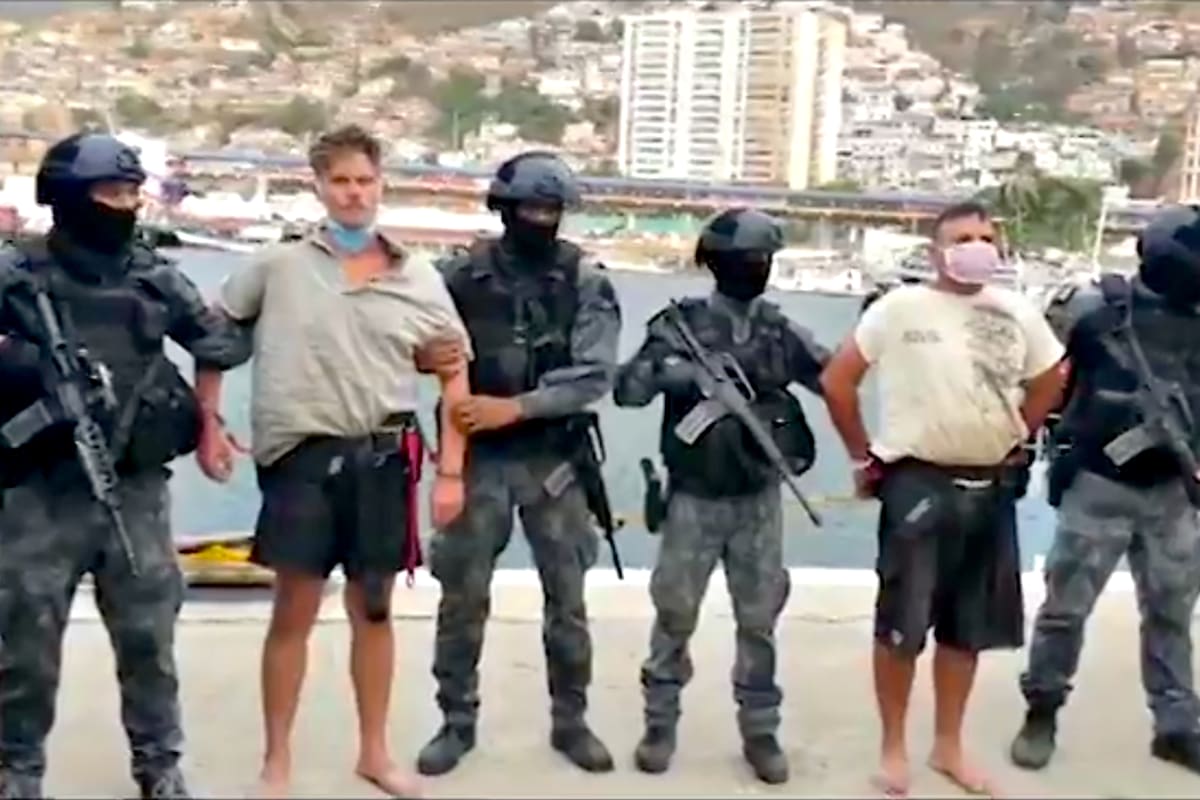 Agentes del SEBIN exhiben a exboinas verdes estadounidenses capturados