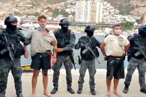 Agentes del SEBIN exhiben a exboinas verdes estadounidenses capturados