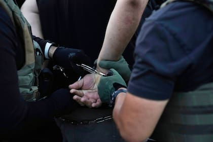 Agentes del Servicio de Inmigración y Control de Aduanas (ICE) realizan un arresto en Park Ridge, Illinois, el 19 de septiembre de 2025