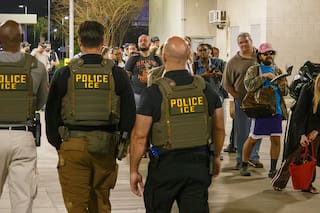 El acuerdo entre la TSA y el ICE que permite arrestar migrantes para deportarlos