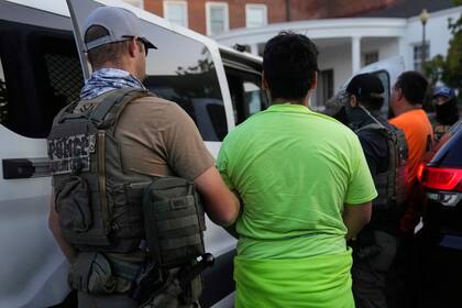 Agentes del Servicio de Inmigración y Control de Aduanas de Estados Unidos (ICE) realizan un arresto durante un operativo matutino Illinois