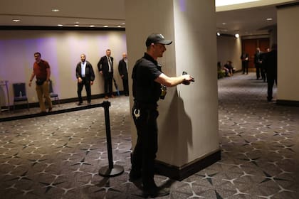 Agentes del Servicio Secreto en acción en la cena de corresponsales de la Casa Blanca el 25 de abril, tras un frustrado atentado.
