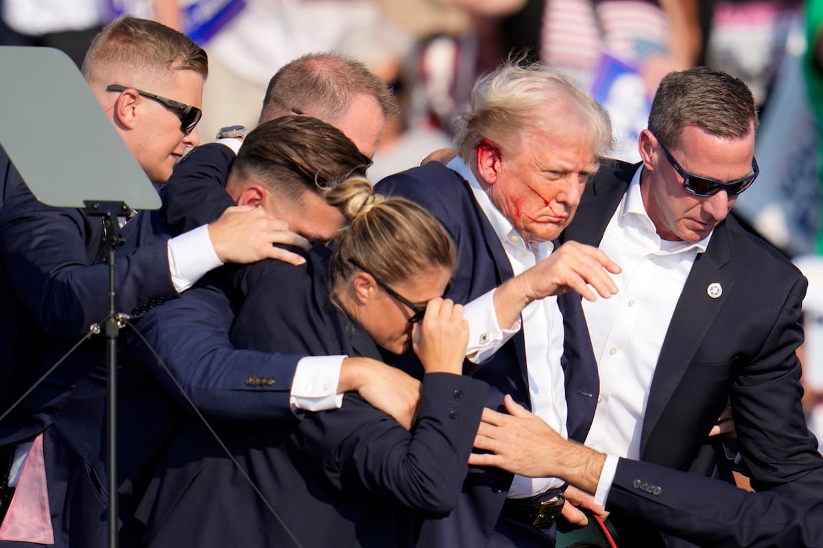 Agentes del Servicio Secreto se llevan al candidato presidencial republicano Donald Trump del escenario tras recibir un disparo durante un acto de campaña, el 13 de julio de 2024, en Butler, Pensilvania. (AP Foto/Gene J. Puskar)