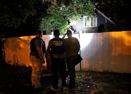 Agentes del Servicio Secreto y de Seguridad Nacional revisan la antigua casa del sospechoso del tiroteo identificado como Ryan W. Routh, en Greensboro.