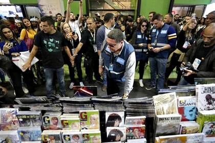 Agentes en la feria del libro de Río de Janeiro