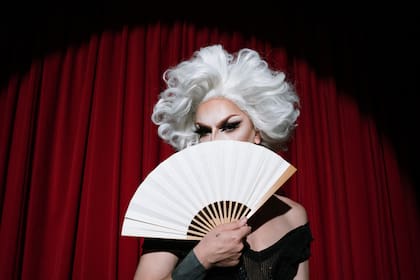 Agentes encubiertos reportaron no hallar conductas obscenas en show drag que motivó la demanda estatal