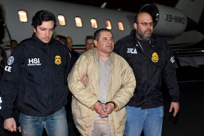 Agentes escoltan a Joaquín "El Chapo" Guzmán a su llegada a Nueva York, el 19 de enero de 2017 (Autoridades de Justicia de Estados Unidos vía AP, Archivo)