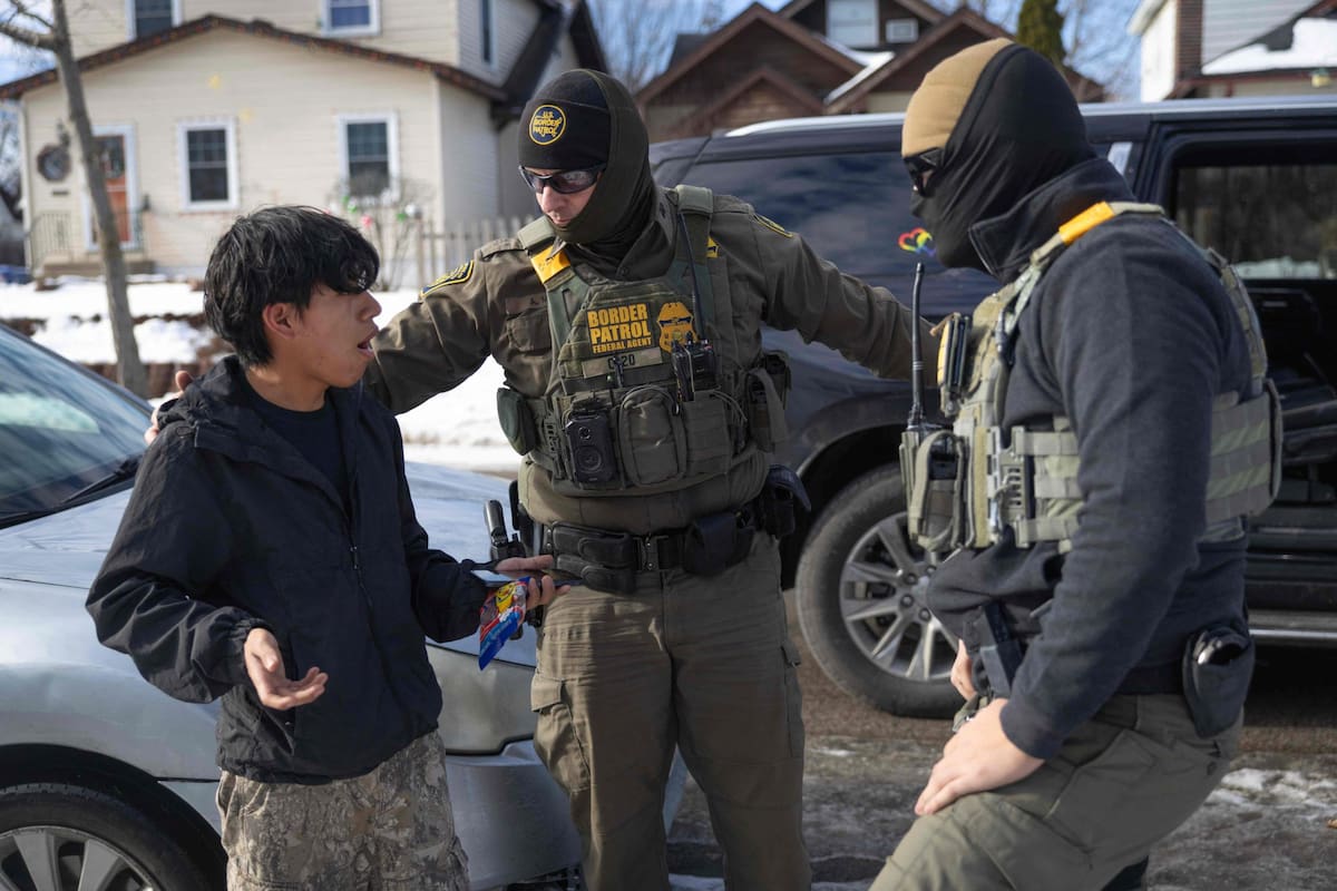 Agentes federales de seguridad detienen a una persona en Minneapolis