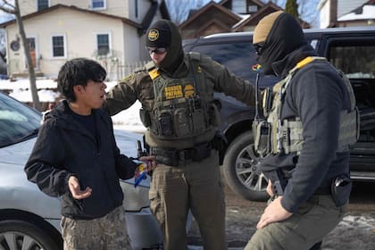 Agentes federales de seguridad detienen a una persona en Minneapolis