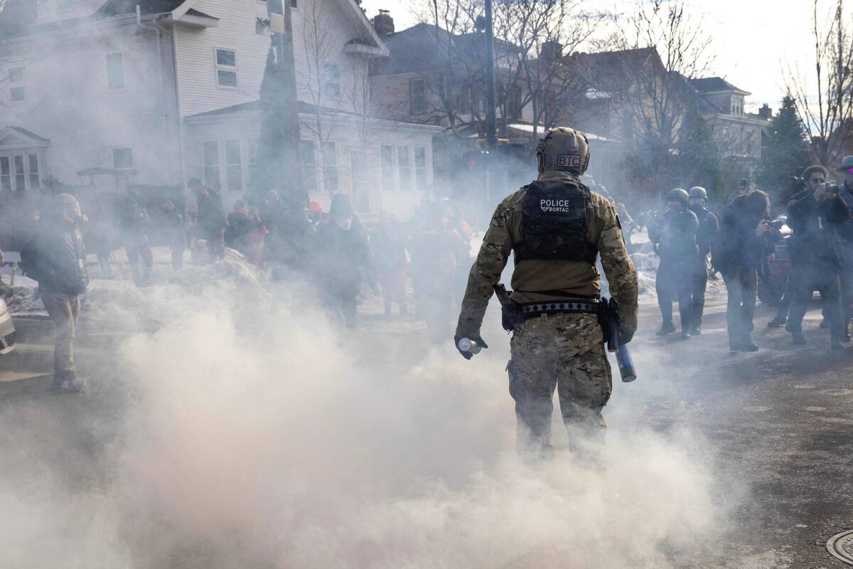 Agentes federales del orden público lanzan gas lacrimógeno durante un enfrentamiento con residentes en un barrio residencial tras un pequeño accidente de tráfico el 12 de enero de 2026 en Minneapolis, Minnesota (foto archivo)