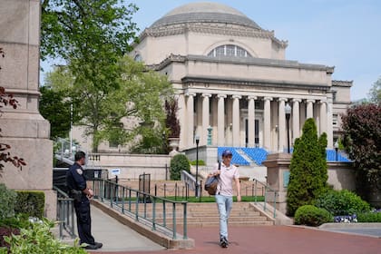 Agentes federales detienen a estudiante de Columbia que buscaban a "persona desaparecida"