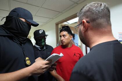 Agentes federales detienen a un hombre tras salir de una audiencia judicial en el tribunal de inmigración