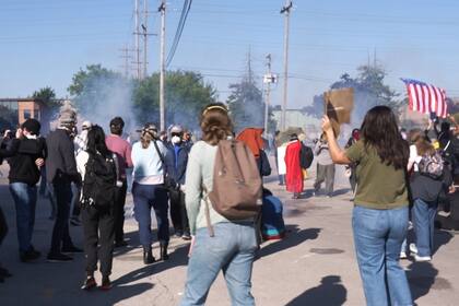 Agentes federales disparan gas lacrimógeno y balas de pimienta a manifestantes en Chicago