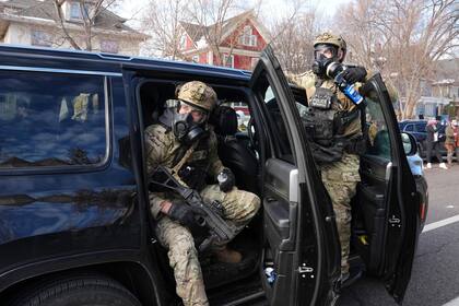 Agentes federales durante una protesta en Minneapolis