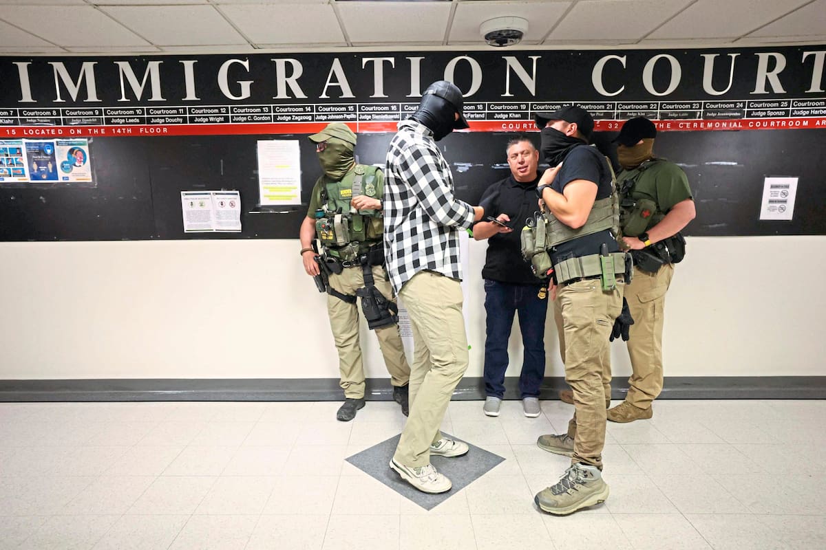 Agentes federales en una corte de inmigración en Estados Unidos (imagen ilustrativa)