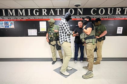 Agentes federales en una corte de inmigración en Estados Unidos (imagen ilustrativa)