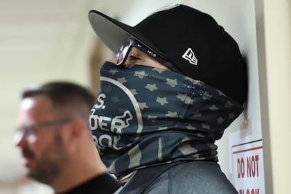 Agentes federales patrullan los pasillos del tribunal de inmigración