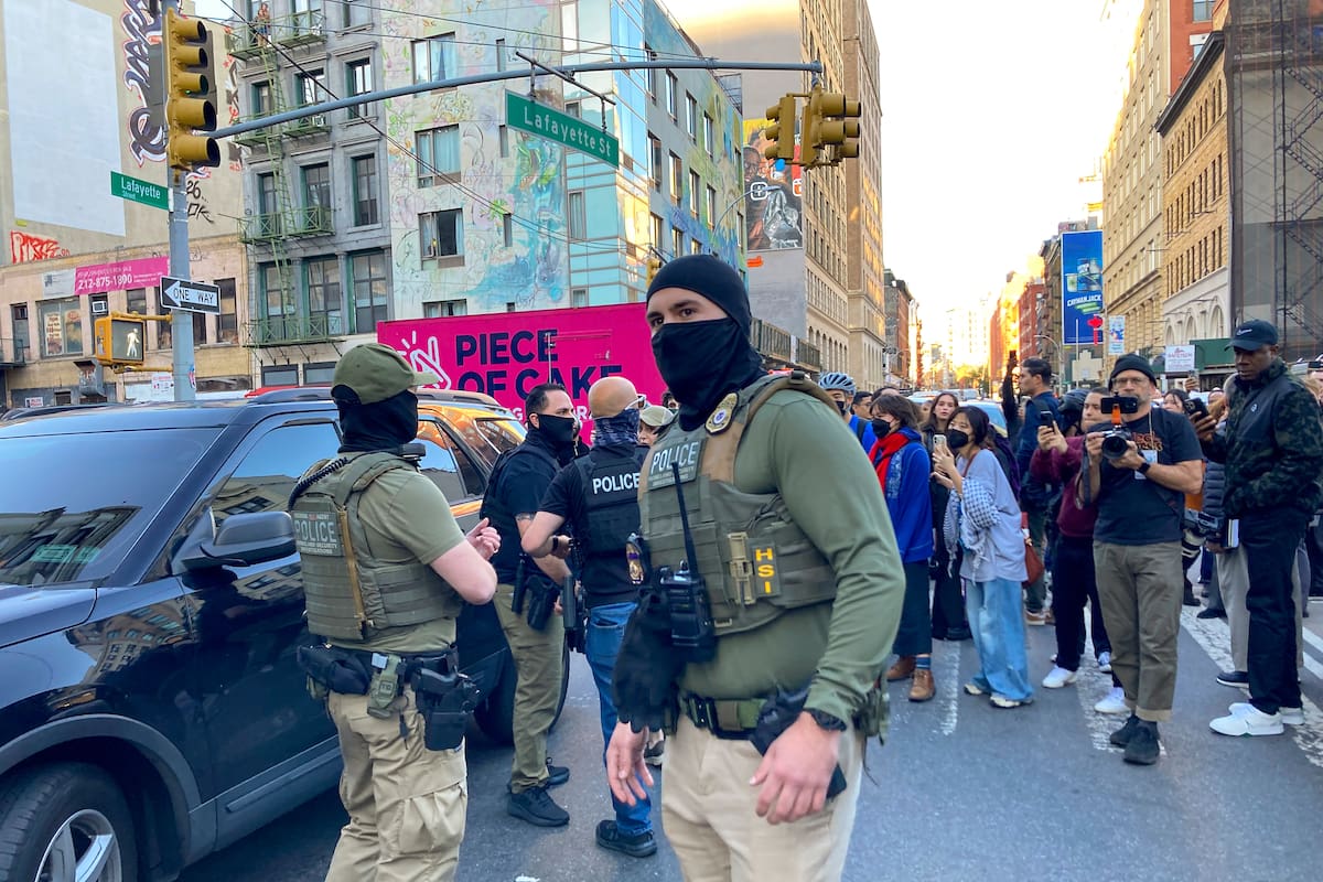 Agentes federales realizan una redada migratoria en Canal Street, Manhattan.