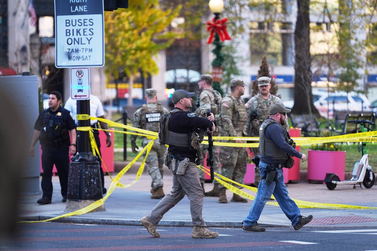 Agentes federales y tropas de la Guardia Nacional en Washington, el miércoles 26 de noviembre de 2025, tras las noticias de que dos soldados de la Guardia Nacional recibieron disparos cerca de la Casa Blanca. (AP Foto/Evan Vucci)