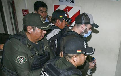 Agentes policiales bolivianos trasladan al argentino Fernando Cerimedo