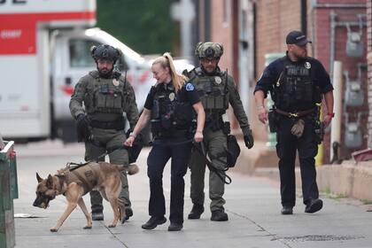 Agentes policiales investigan después del ataque en Boulder, Colorado
