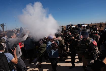 Agentes se enfrentan a manifestantes en Texas por detención de un padre y su hijo en Minnesota