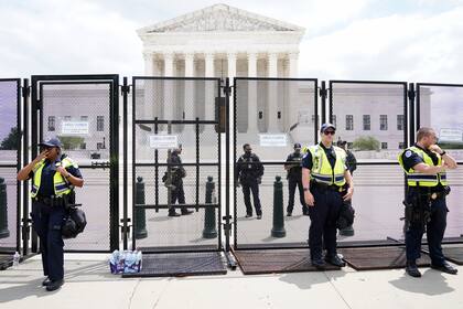 Agentes vigilan el exterior de la Corte Suprema, en Washington, el viernes 24 de junio de 2022, después de que decidiera anular el fallo Roe vs. Wade que atañe al derecho de las mujeres al aborto en Estados Unidos.
