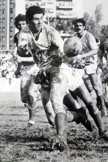 Ágil y de buena estatura, Gabriel Travaglini se desempeñó en el seleccionado argentino entre 1978 y 1987; además, fue capitán, entrenador y presidente de su club, CASI, en el que logró tres campeonatos.