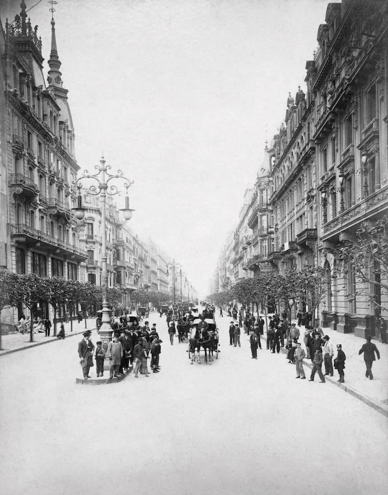 Una auténtica arteria parisina. Aquí, desde Bolívar hacia Perú. ca. 1905.