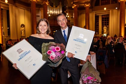 Agnes Stenbom, de Schibsted Media, y Olle Zachrison, de Sveriges Radio, fueron galardonados con el Premio UNESCO. Se les reconoció por su labor innovadora en la organización sin ánimo de lucro Nordic AI Journalism, que ha contribuido significativamente a establecer un enfoque ético y transparente en el uso de la inteligencia artificial en el periodismo