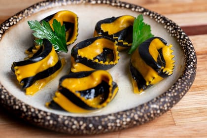 Agnolotti con hongos secos de pino, provoleta, ricota y nuez tostada