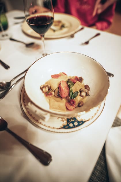Agnolotti de maíz y queso de cabra, tomates y hongos confitados, con
manteca de albahaca.